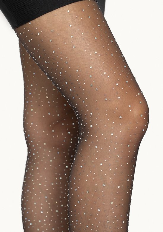 Close-up van een zwarte panty met zilverkleurige, sprankelende steentjes.