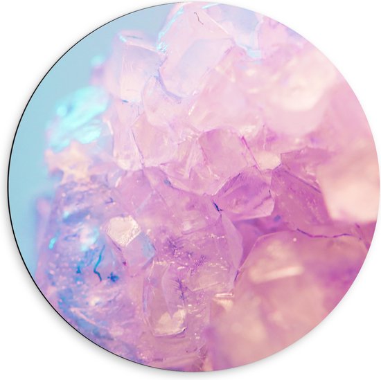 Dibond Muurcirkel - Close-up van Paarse Kristal in Blauqwe Omgeving - 60x60 cm Foto op Aluminium Muurcirkel (met ophangsysteem)