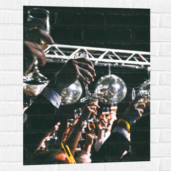 Foto: Muursticker proostend gezelschap op evenement 60x80 cm foto op muursticker