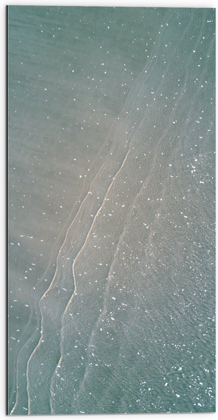 Dibond - Bovenaanzicht van Aanstromende Kalme Golven - 50x100 cm Foto op Aluminium (Wanddecoratie van metaal)