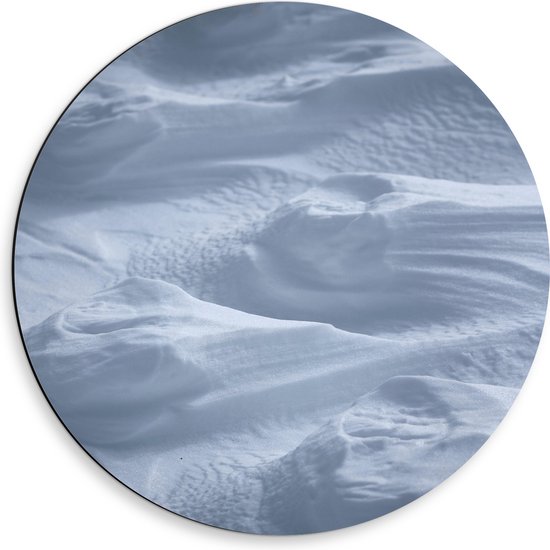 Dibond Muurcirkel - Hoopjes Sneeuw in Sneeuwveld - 50x50 cm Foto op Aluminium Muurcirkel (met ophangsysteem)