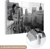 MuchoWow® Glasschilderij 150x100 cm - Schilderij acrylglas - Madrid - Architectuur - Spanje - Vrouw - Foto op glas - Schilderijen