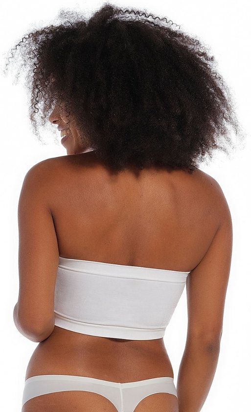 Model van achteren in witte strapless BH, met krullend haar.