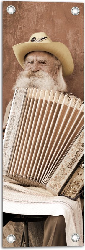 Tuinposter – Oude Man met Baard Spelend op Accordeon - 20x60 cm Foto op Tuinposter (wanddecoratie voor buiten en binnen)