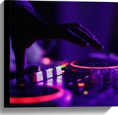 Canvas - Hand van DJ op DJ set met Neon Lichten - 40x40 cm Foto op Canvas Schilderij (Wanddecoratie op Canvas)