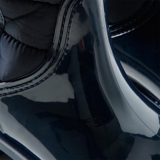 Close-up van navy, gewatteerde hoge regenlaarzen met glanzende PVC-details.