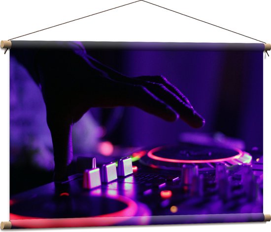 Textielposter - Hand van DJ op DJ set met Neon Lichten - 90x60 cm Foto op Textiel