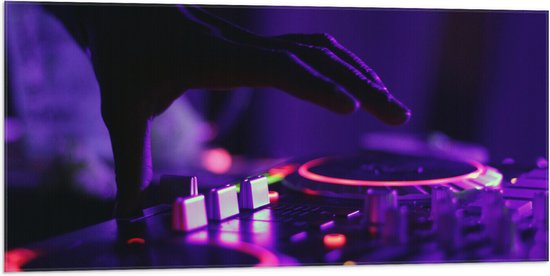 Vlag - Hand van DJ op DJ set met Neon Lichten - 100x50 cm Foto op Polyester Vlag