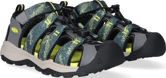 Sandales KEEN grises et vert lime à bout fermé avec motif imprimé, vues sous un angle bas.
