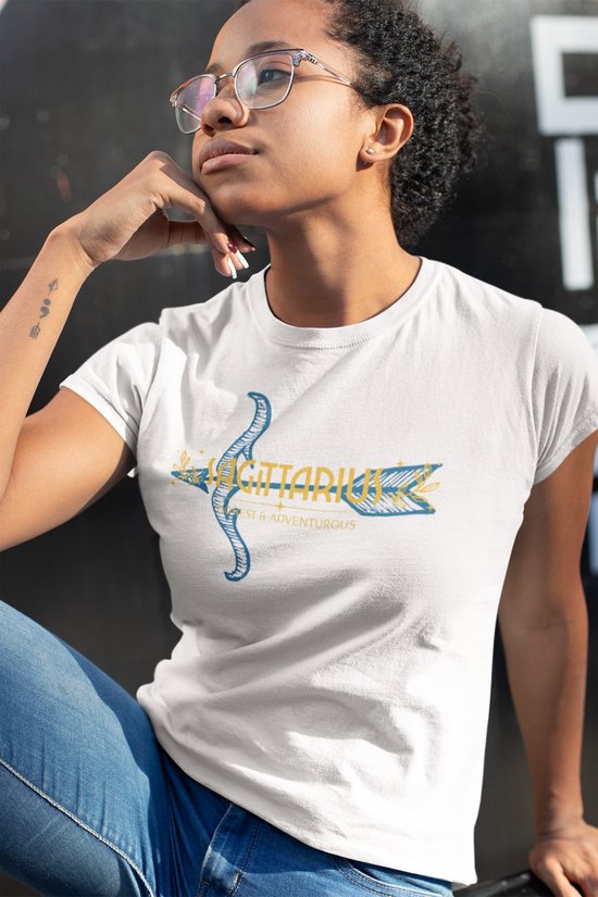 Shirt - Sagittarius honest & adventurous - Wurban Wear | Grappig shirt | Sterrenbeeld | Unisex tshirt | Astrologie | Zodiac signs | Horoscoop | yoga | Wit & Zwart