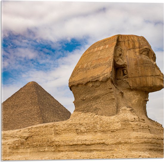 Acrylglas - Sfinx met op de Achtergrond een Piramide in Egypte - 50x50 cm Foto op Acrylglas (Met Ophangsysteem)
