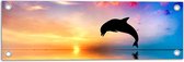 WallClassics - Tuinposter – Zonsondergang bij Silhouet van Dolfijn boven Water in Kleurrijke Omgeving - 60x20 cm Foto op Tuinposter (wanddecoratie voor buiten en binnen)