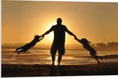 WallClassics - PVC Schuimplaat- Silhouet Familie bij Zonsondergang - 90x60 cm Foto op PVC Schuimplaat