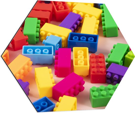 Dibond Hexagon - Verschillende Kleuren Bouwblokjes op Roze Achtergrond - 70x60.9 cm Foto op Hexagon (Met Ophangsysteem)