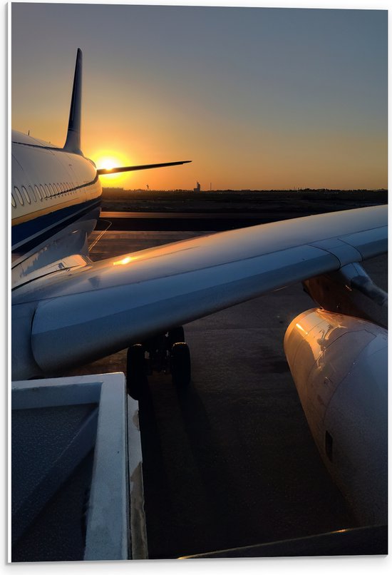 PVC Schuimplaat - Vliegtuigvleugel van Wit Vliegtuig Geparkeerd op Vliegbasis tijdens Zonsondergang - 40x60 cm Foto op PVC Schuimplaat (Met Ophangsysteem)