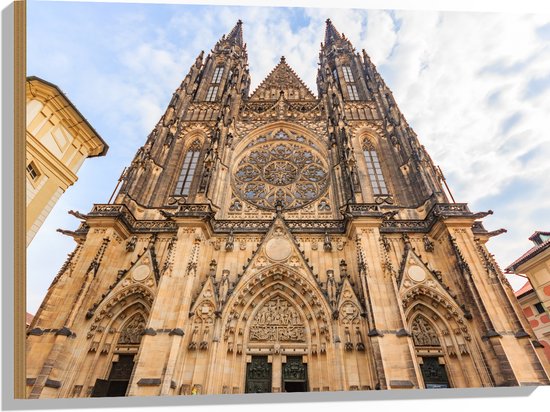 Hout - Vooraanzicht van de Kathedraal van Praag onder Sluierbewolking - 80x60 cm - 9 mm dik - Foto op Hout (Met Ophangsysteem)