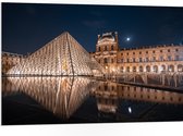 PVC Schuimplaat- Verlicht Louvre in Parijs, Frankrijk - 105x70 cm Foto op PVC Schuimplaat