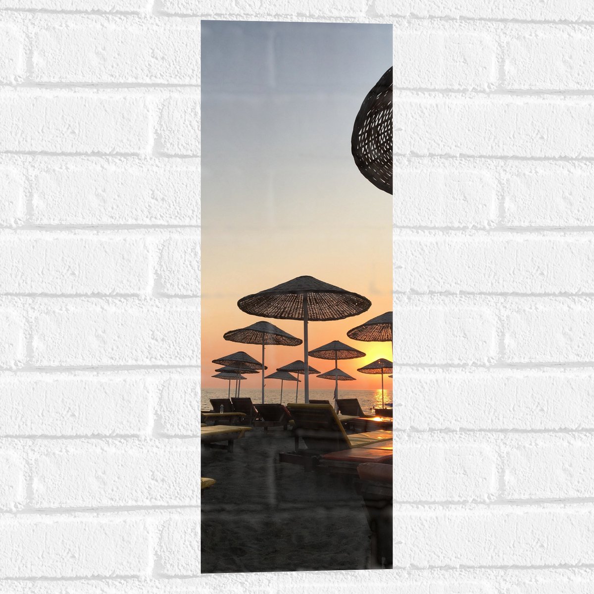 Muursticker - Strand met Ligbedden en Rieten Parasols - 20x60 cm Foto op Muursticker