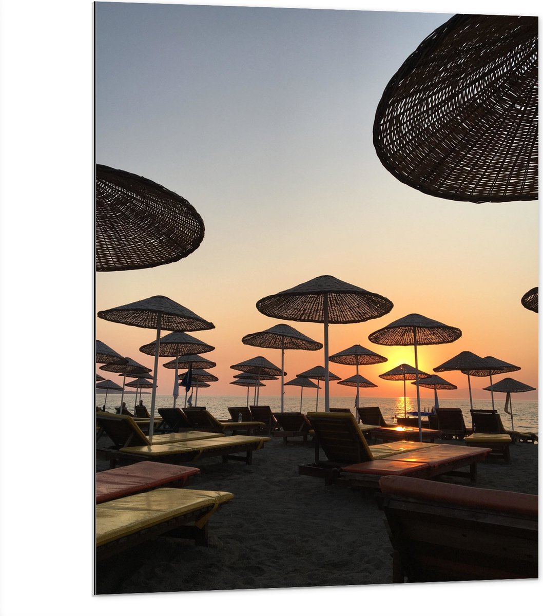Dibond - Strand met Ligbedden en Rieten Parasols - 75x100 cm Foto op Aluminium (Wanddecora