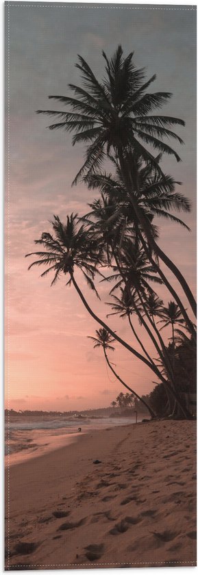 WallClassics - Vlag - Groepje Hoge Palmbomen op het Strand bij Zonsondergang - 20x60 cm Foto op Polyester Vlag