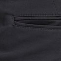 Close-up van een zwarte chino broek met een paspelzak.