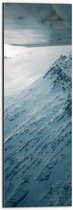 WallClassics - Dibond - Sneeuw op een Hoge Berg - 20x60 cm Foto op Aluminium (Met Ophangsysteem)