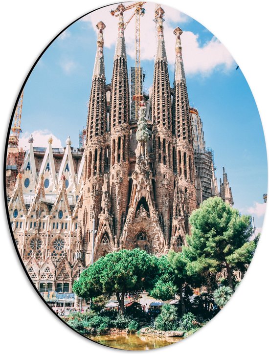 Dibond Ovaal - Sagrada Familia in Barcelona, Spanje - 30x40 cm Foto op Ovaal (Met Ophangsysteem)