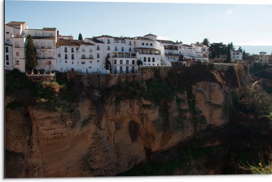 Dibond - Panoramisch Uitzicht van Stad met Witte Huisjes - 75x50 cm Foto op Aluminium (Wanddecoratie van metaal)