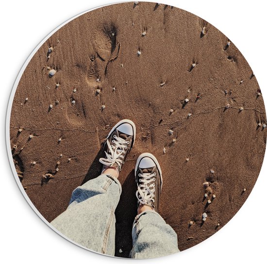 WallClassics - PVC Schuimplaat Muurcirkel - Sneakers op Nat Zand op Strand - 20x20 cm Foto op Muurcirkel (met ophangsysteem)