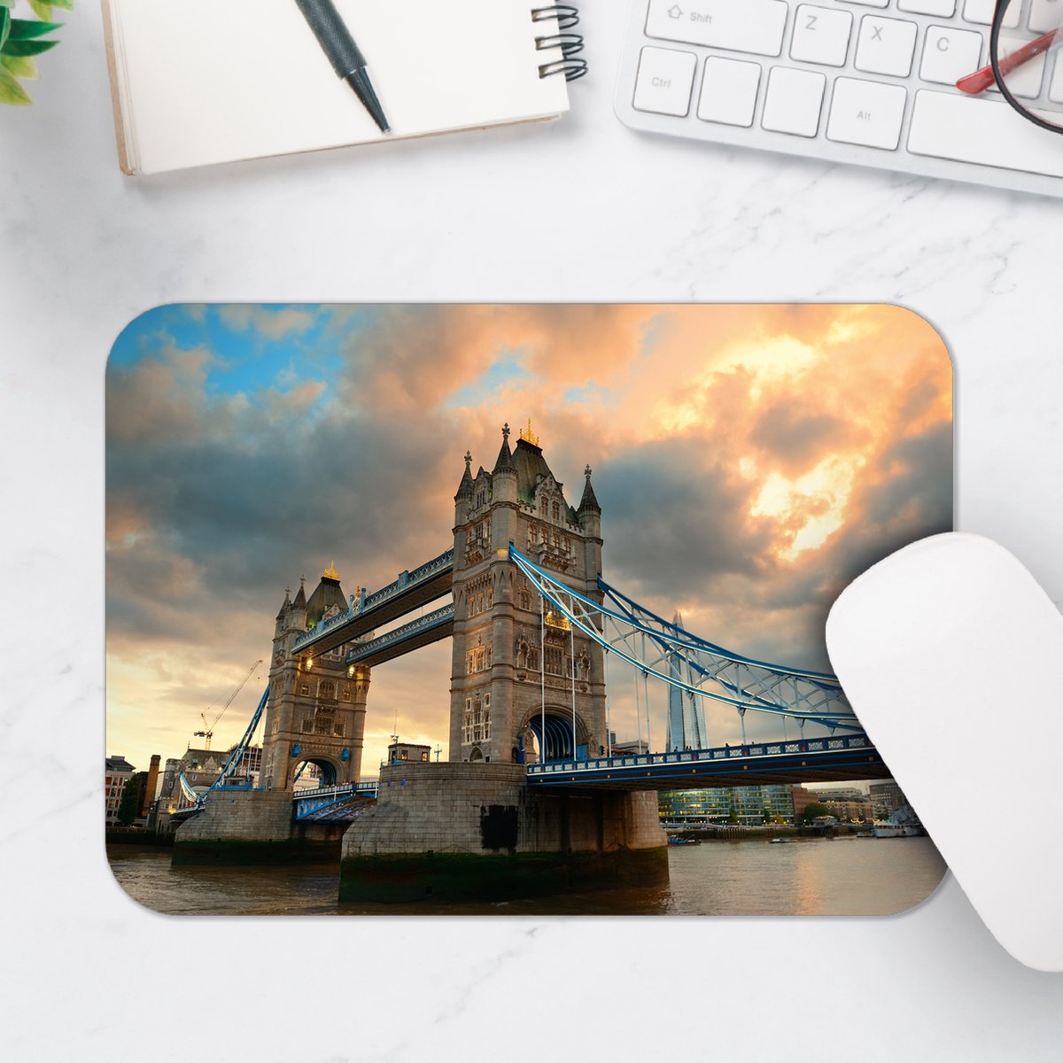 Muismat - Wolken boven Towerbridge in Londen - 25x18 cm - 2 mm Dik - Muismat van Vinyl