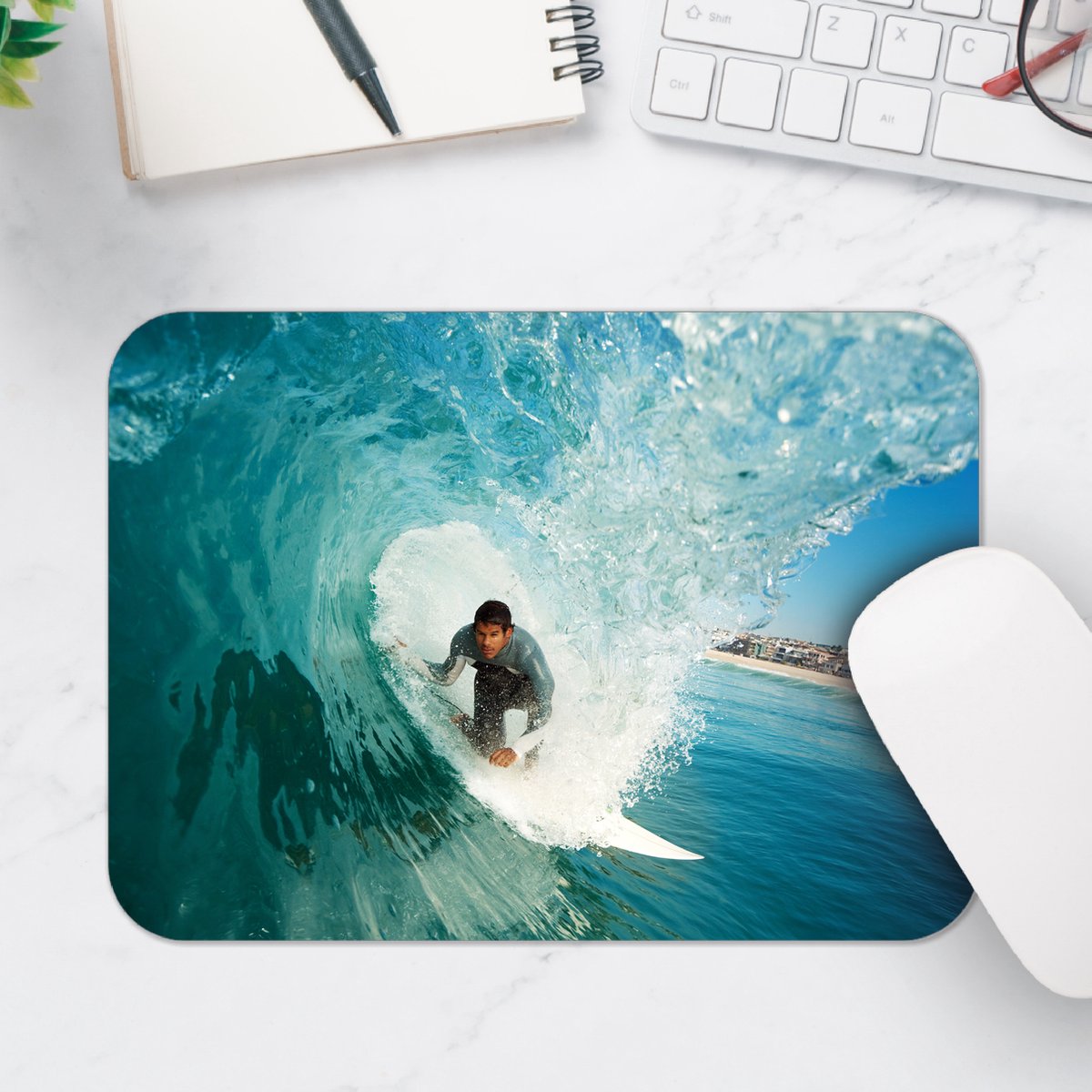 Muismat - Surfer in Actie op Wilde Golf - 25x18 cm - 2 mm Dik - Muismat van Vinyl