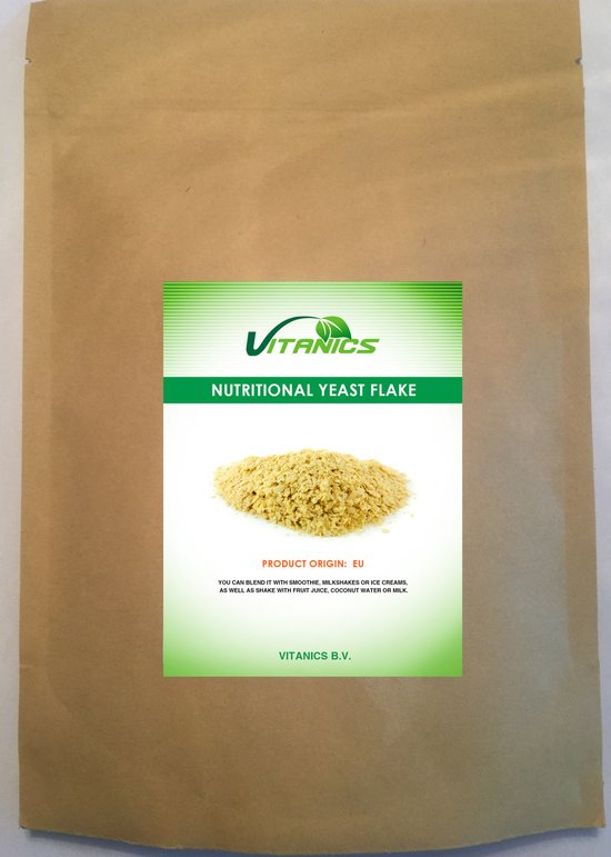 Papieren verpakking met een etiket van Vitanics Nutritional Yeast Flake. In het midden een hoopje gele gistvlokken.
