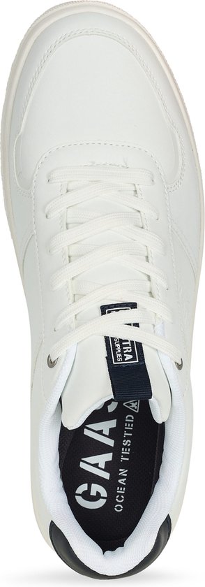 Bovenaanzicht van een witte sneaker met navy hiel en tonglabel 'GAASTRA OCEAN TESTED'.