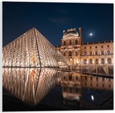 PVC Schuimplaat- Verlicht Louvre in Parijs, Frankrijk - 50x50 cm Foto op PVC Schuimplaat