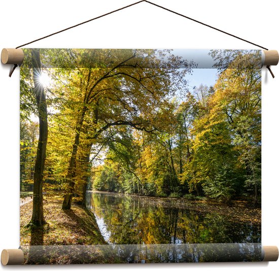 Textielposter - Zonnestralen door de Bladeren van de Bomen op Sloot - 40x30 cm Foto op Textiel