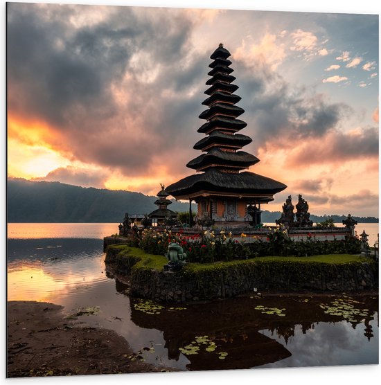 Dibond - Zonsopkomst bij Pura Ulun Danu Bratan Tempel, Indonesië - 100x100 cm Foto op Aluminium (Wanddecoratie van metaal)