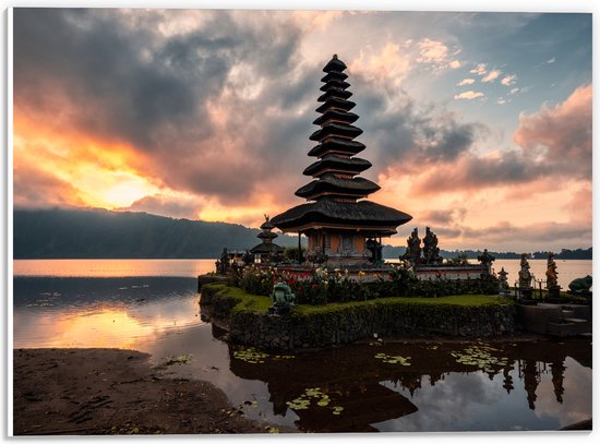 PVC Schuimplaat - Zonsopkomst bij Pura Ulun Danu Bratan Tempel, Indonesië - 40x30 cm Foto op PVC Schuimplaat (Met Ophangsysteem)