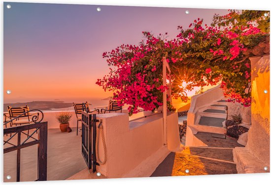 Tuinposter – Zonnestralen op Balkon Vol Bloemen in Griekenland - 150x100 cm Foto op Tuinposter (wanddecoratie voor buiten en binnen)