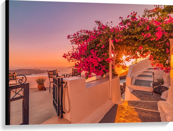 Canvas - Zonnestralen op Balkon Vol Bloemen in Griekenland - 100x75 cm Foto op Canvas Schilderij (Wanddecoratie op Canvas)