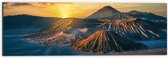 Dibond - Zonsondergang verdwijnend achter Bergen in Vulkaangebied - 60x20 cm Foto op Aluminium (Wanddecoratie van metaal)