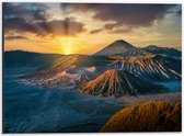 Dibond - Zonsondergang verdwijnend achter Bergen in Vulkaangebied - 40x30 cm Foto op Aluminium (Wanddecoratie van metaal)