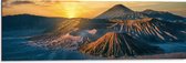 Dibond - Zonsondergang verdwijnend achter Bergen in Vulkaangebied - 90x30 cm Foto op Aluminium (Wanddecoratie van metaal)