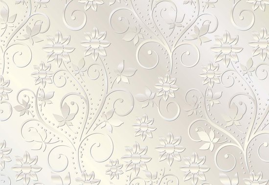 Papier peint crème avec un motif floral et de volutes en relief.