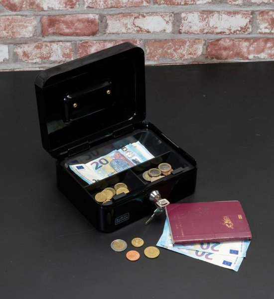 Een open zwart geldkistje met munten, eurobiljetten en een paspoort. Een sleutel ligt ernaast.