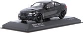 Het 1:43 Diecast-model van de BMW M2 CS van 2020 in Zwart / Zwarte Velgen. De fabrikant van het schaalmodel is Minichamps. Dit model is alleen online verkrijgbaar
