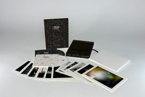 Speciale editie boxset met cd, boekje, artprints van concertfoto's en een zwarte doos met witte schetsen.