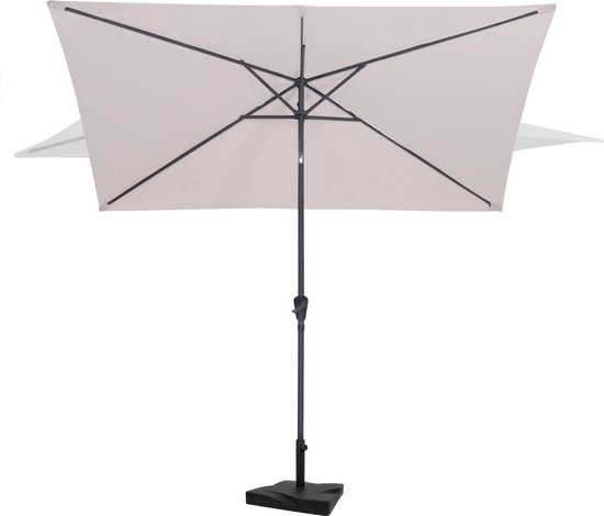 Een beige rechthoekige parasol met zwarte baleinen, gezien vanaf onder, met een donkere voet.