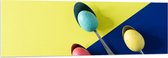 PVC Schuimplaat- Gekleurde Eieren op Lepels op Blauwe en Gele Vakken - 150x50 cm Foto op PVC Schuimplaat