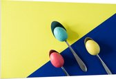 PVC Schuimplaat - Gekleurde Eieren op Lepels op Blauwe en Gele Vakken - 150x100 cm Foto op PVC Schuimplaat (Met Ophangsysteem)