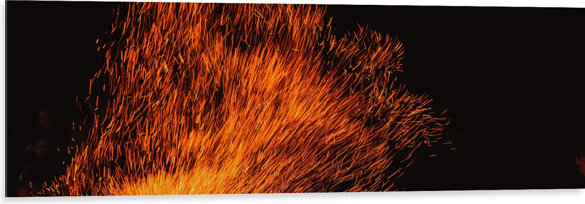 Dibond - Oranje Spetters van Vuurkorf - 120x40 cm Foto op Aluminium (Wanddecoratie van met